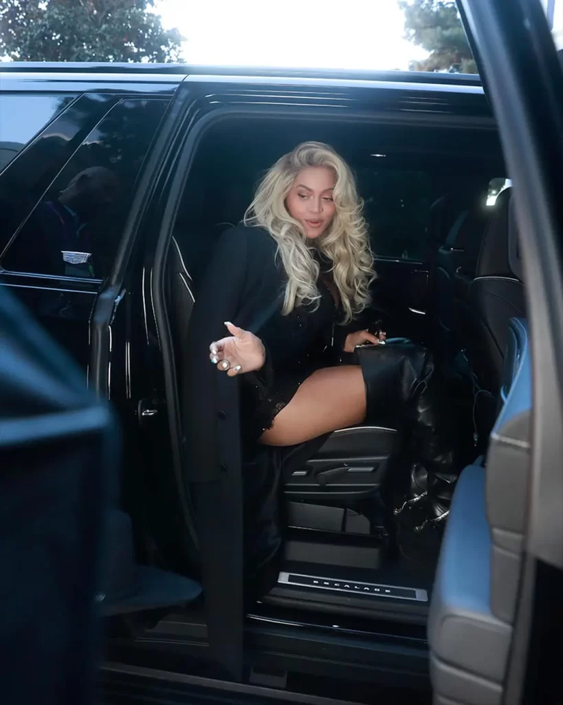 Beyoncé  in car