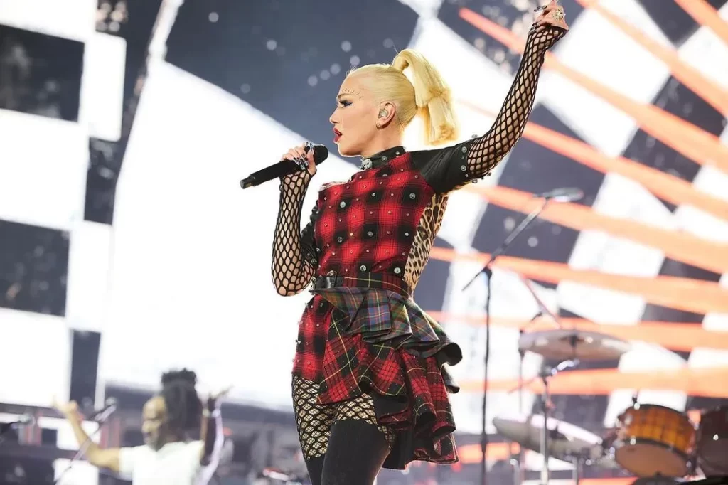 Gwen Stefani singing live show