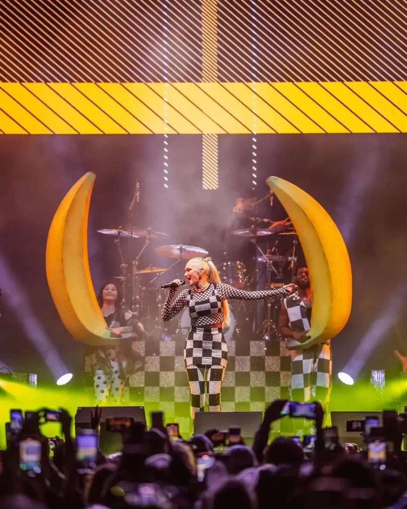 Gwen Stefani singing on stage