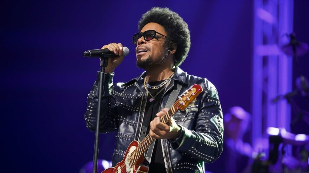 Lenny Kravitz performance on stage