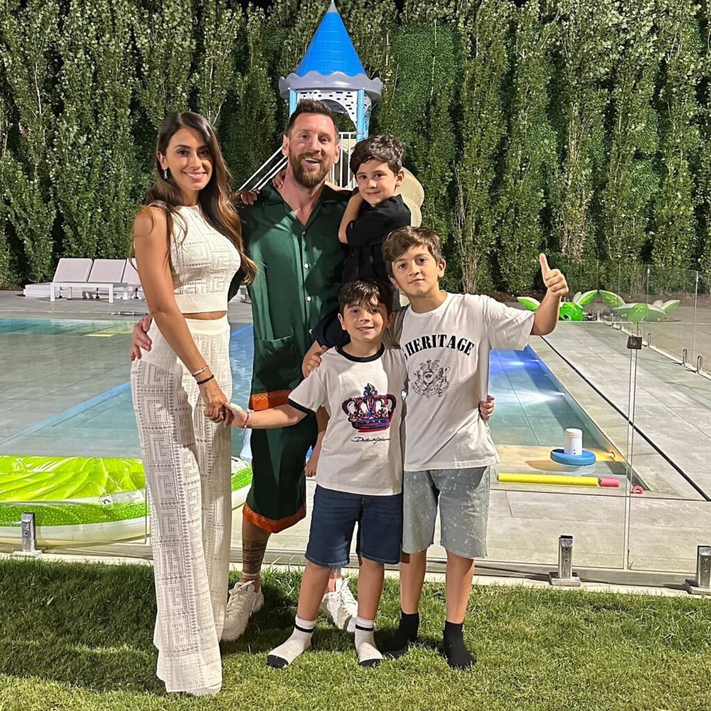 Messi with his wife and childrens