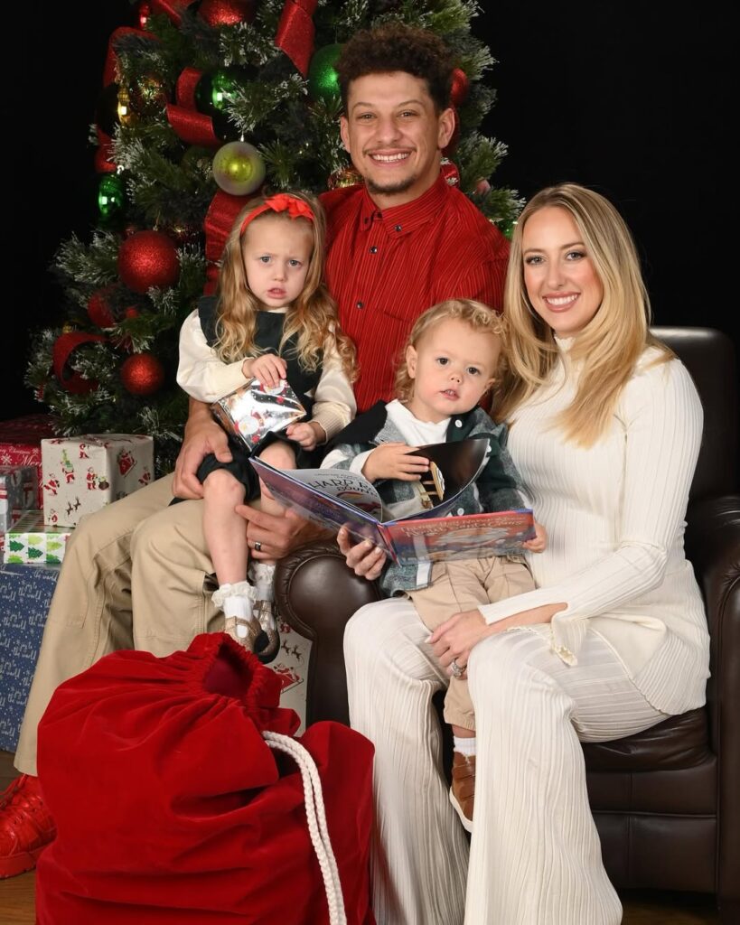 Patrick Mahomes with his wife Brittany Mahomes and his childrens